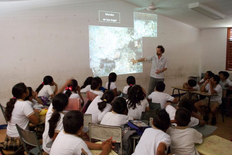 Jeffrey Glover gives a talk to local school kids in Chiquila.