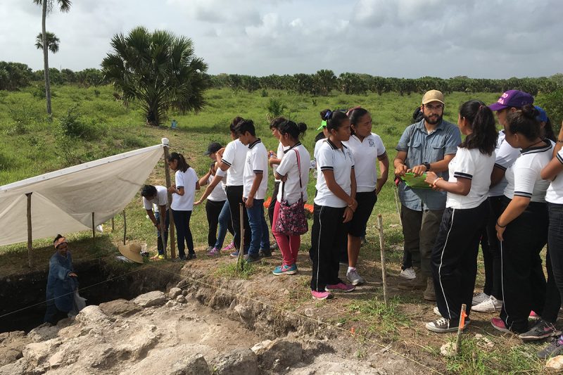 Maurice Ynclen and PCE members host Chiquila school kids at excavations at Conil.